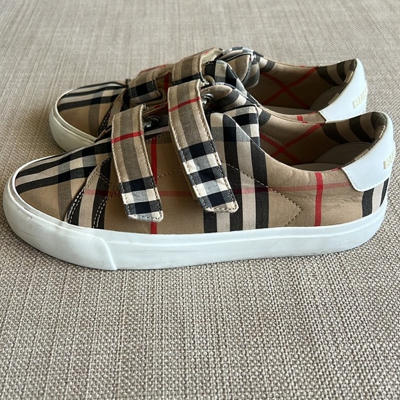 Boys Burberry Velcro Shoes - Picture 2 of 7